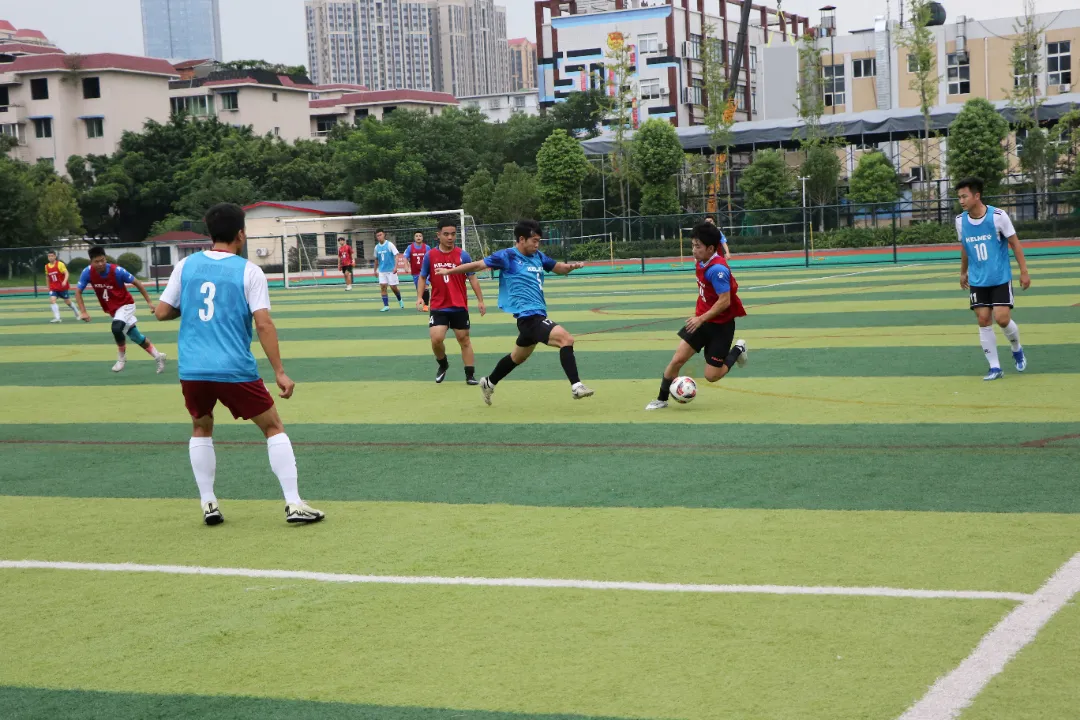 教练, 热身赛在四, 与球队的融 教练, 热身赛在四, 与球队的融